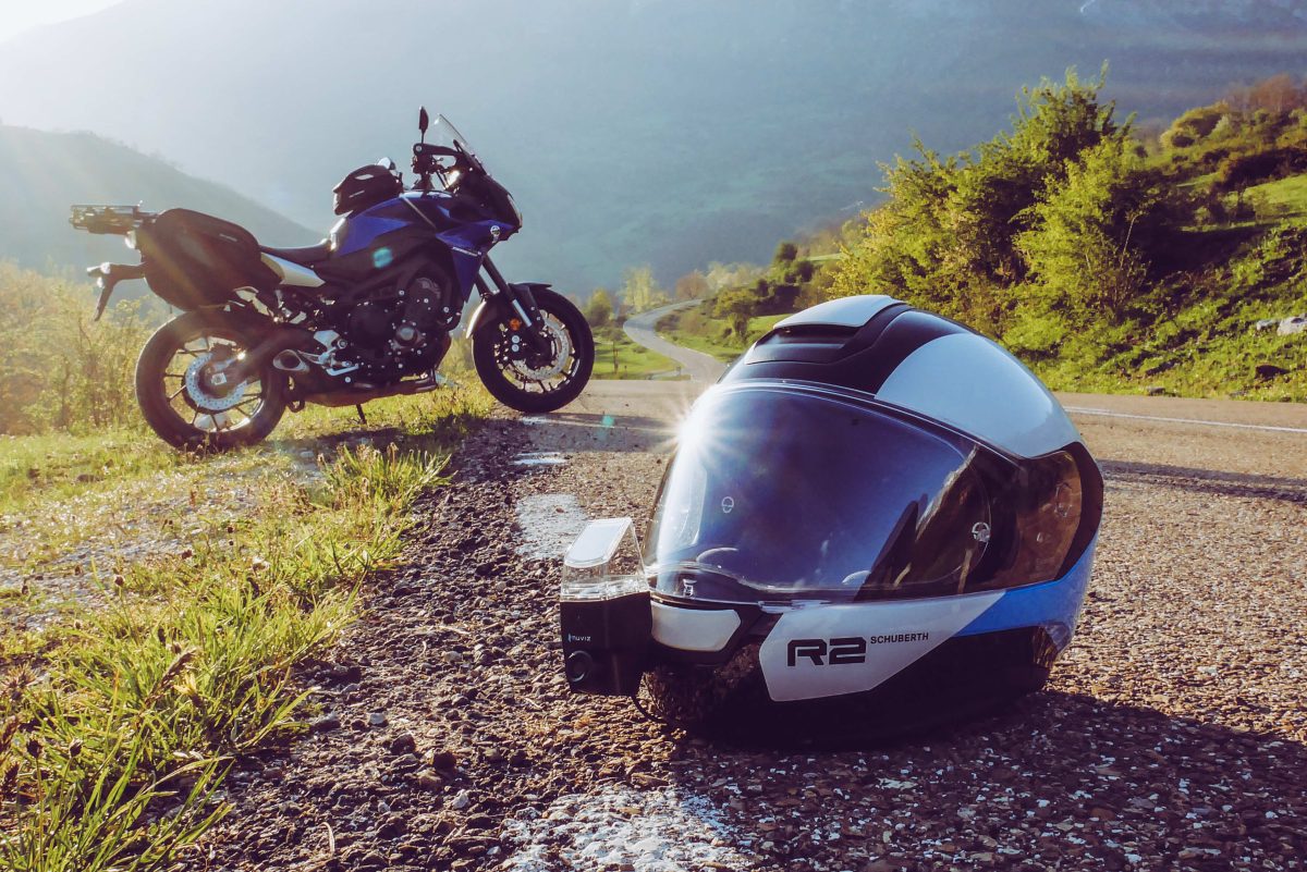 casque de moto et moto en arrière plan 