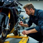 Mécanicien inspectant le disque de frein d'une moto lors d'un contrôle technique en garage agréé