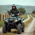 Homme en équipement outdoor sur quad en pleine nature