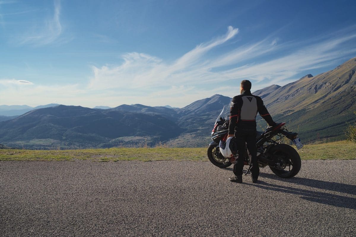 A quoi dois-je faire attention lorsque je conduis une moto en été ? 