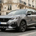 Peugeot 3008 Phase 2 garé dans une rue parisienne vue en angle 3/4 avant mettant en valeur le nouveau design extérieur
