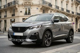 Peugeot 3008 Phase 2 garé dans une rue parisienne vue en angle 3/4 avant mettant en valeur le nouveau design extérieur