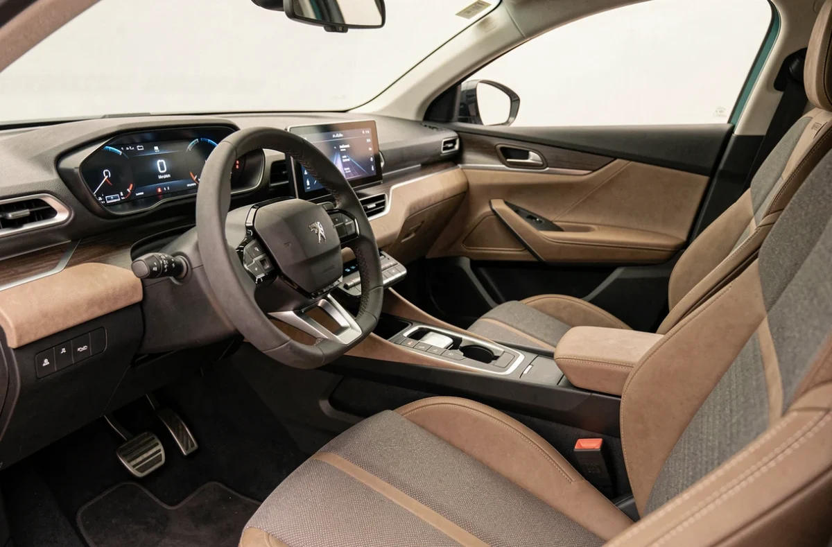 Intérieur du Peugeot 3008 Phase 2 montrant le tableau de bord i-Cockpit rénové avec écran tactile et sellerie premium