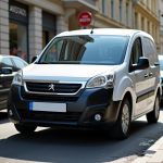 Voiture Peugeot Partner Tepee en stationnement urbain