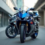 Suzuki GSX-R 600 garée en milieu urbain, vue trois quarts avant sur carénage bleu et blanc